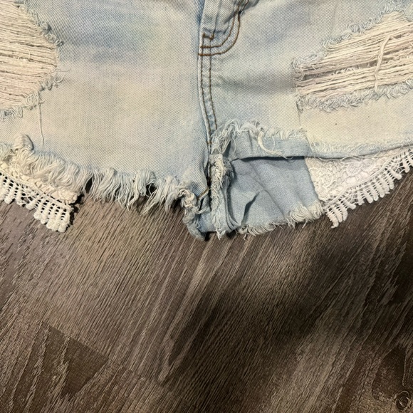 Mudd light wash Jean shorts with lace pockets - Picture 3 of 6